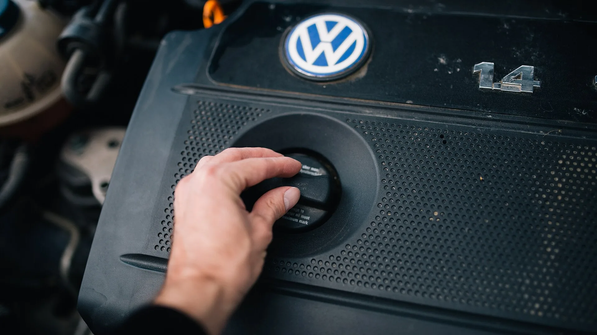 Mecânico verificando o nível de óleo do motor