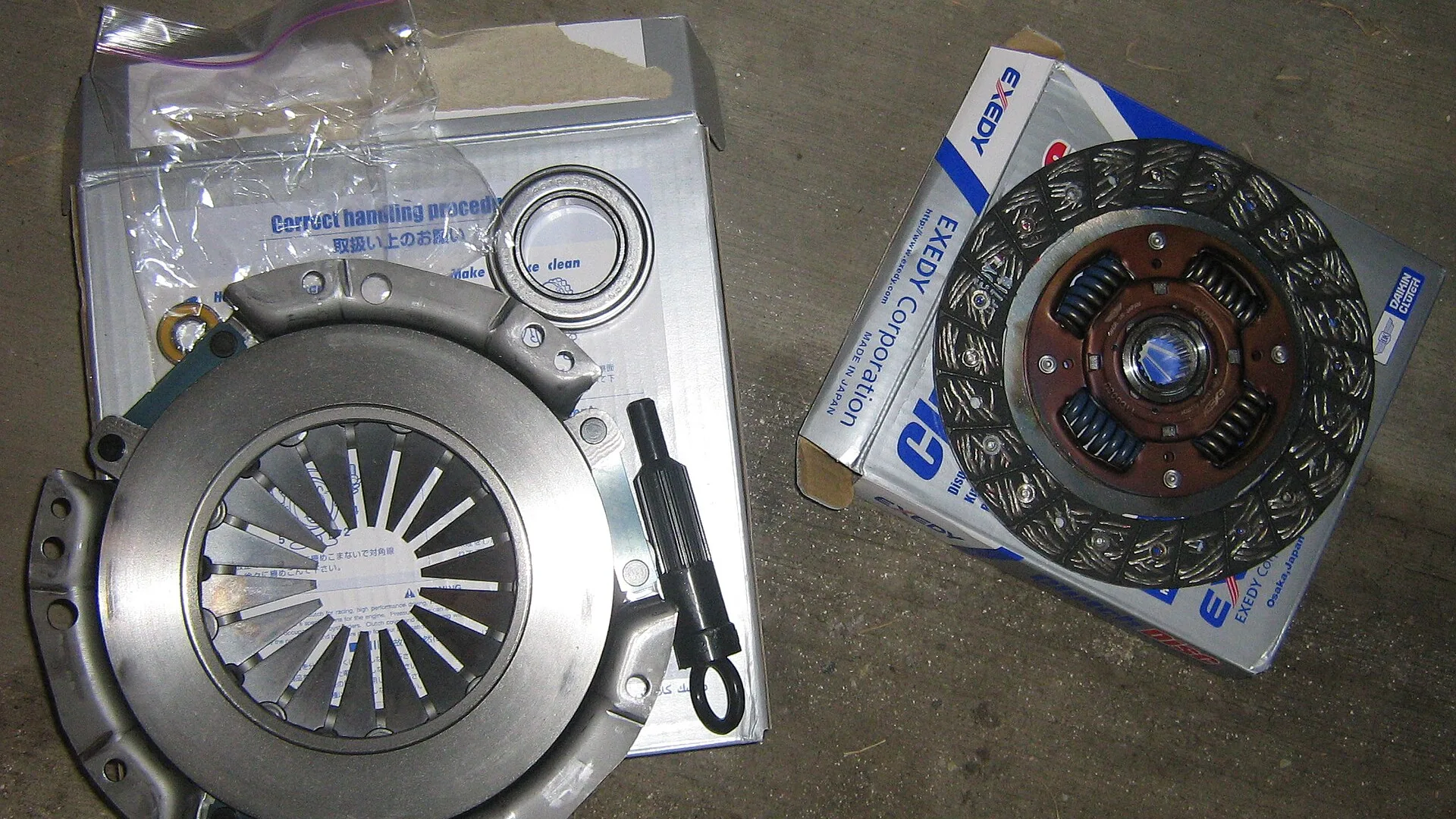 Kit de embreagem com platô e disco novos, ainda nas caixas