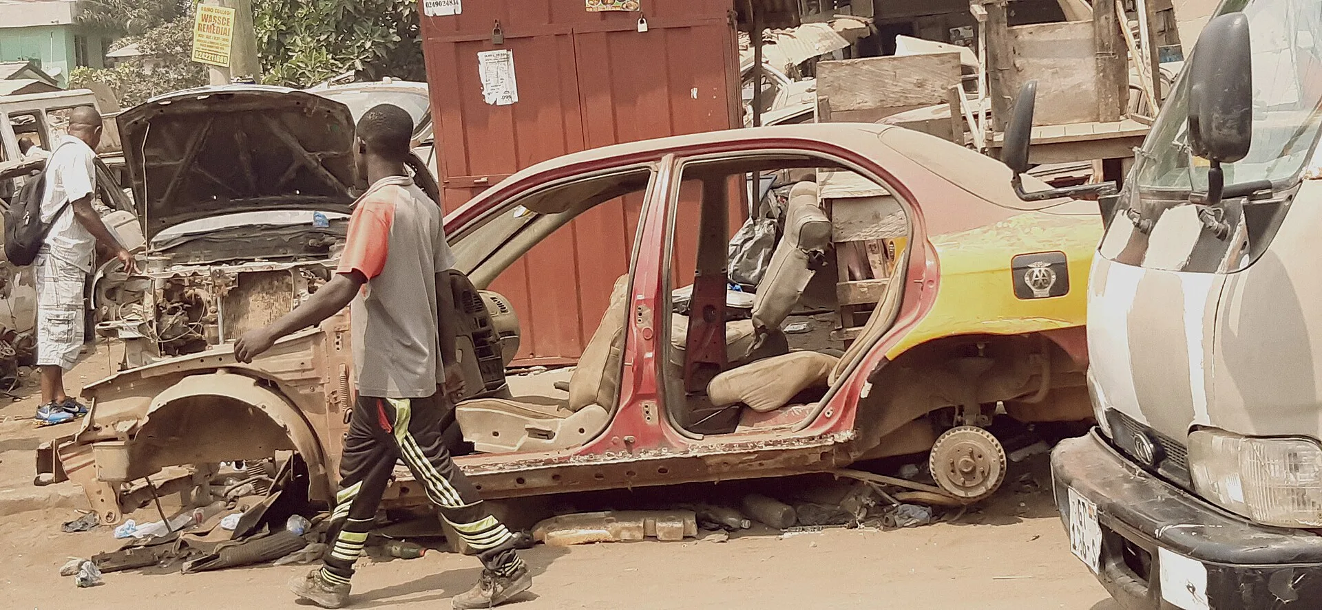 Carro com peças de lataria em reparo