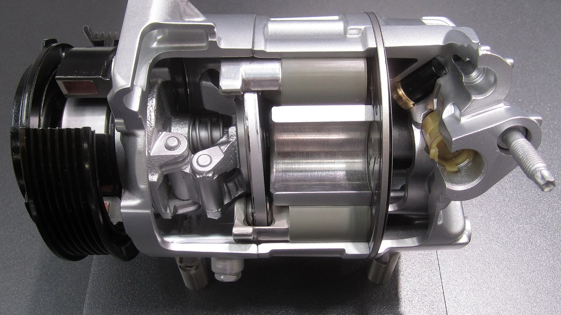 Compressor de ar-condicionado automotivo em corte