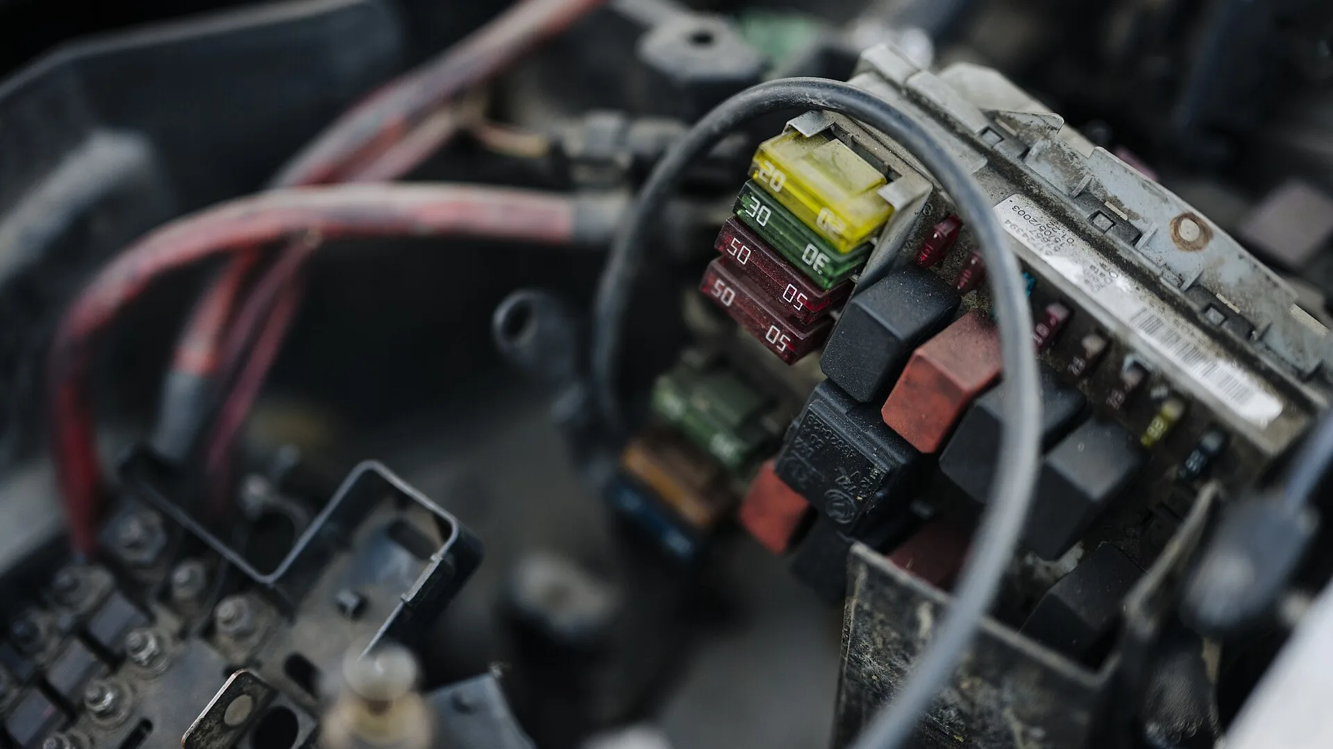 Caixa de fusíveis no cofre do motor de um carro