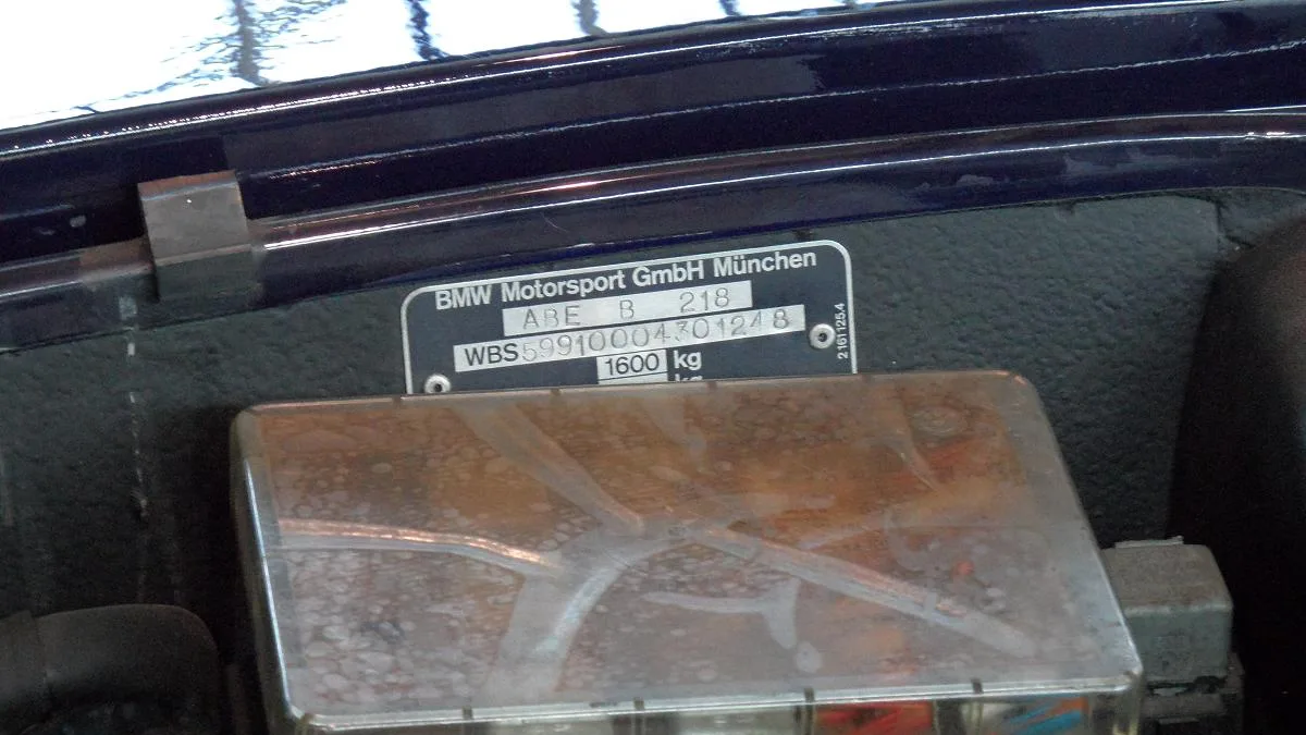 Número de chassi (VIN) gravado em plaqueta do carro
