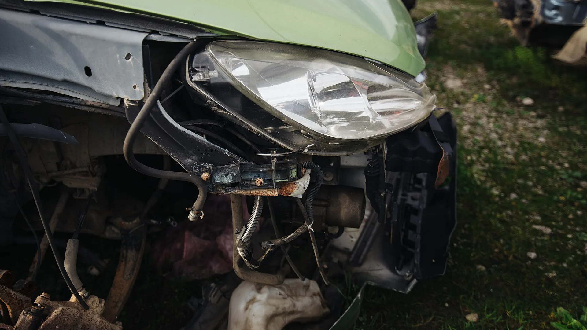 Carro sendo desmontado para reaproveitamento de peças