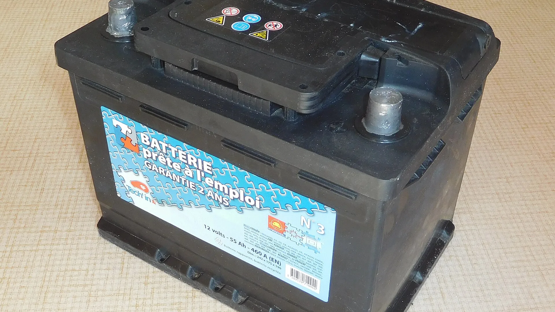 Bateria automotiva de 12 volts com os polos positivo e negativo à mostra
