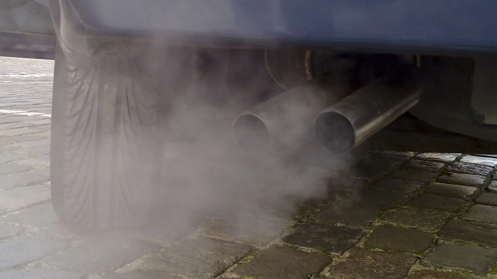 Fumaça saindo do escapamento de um carro