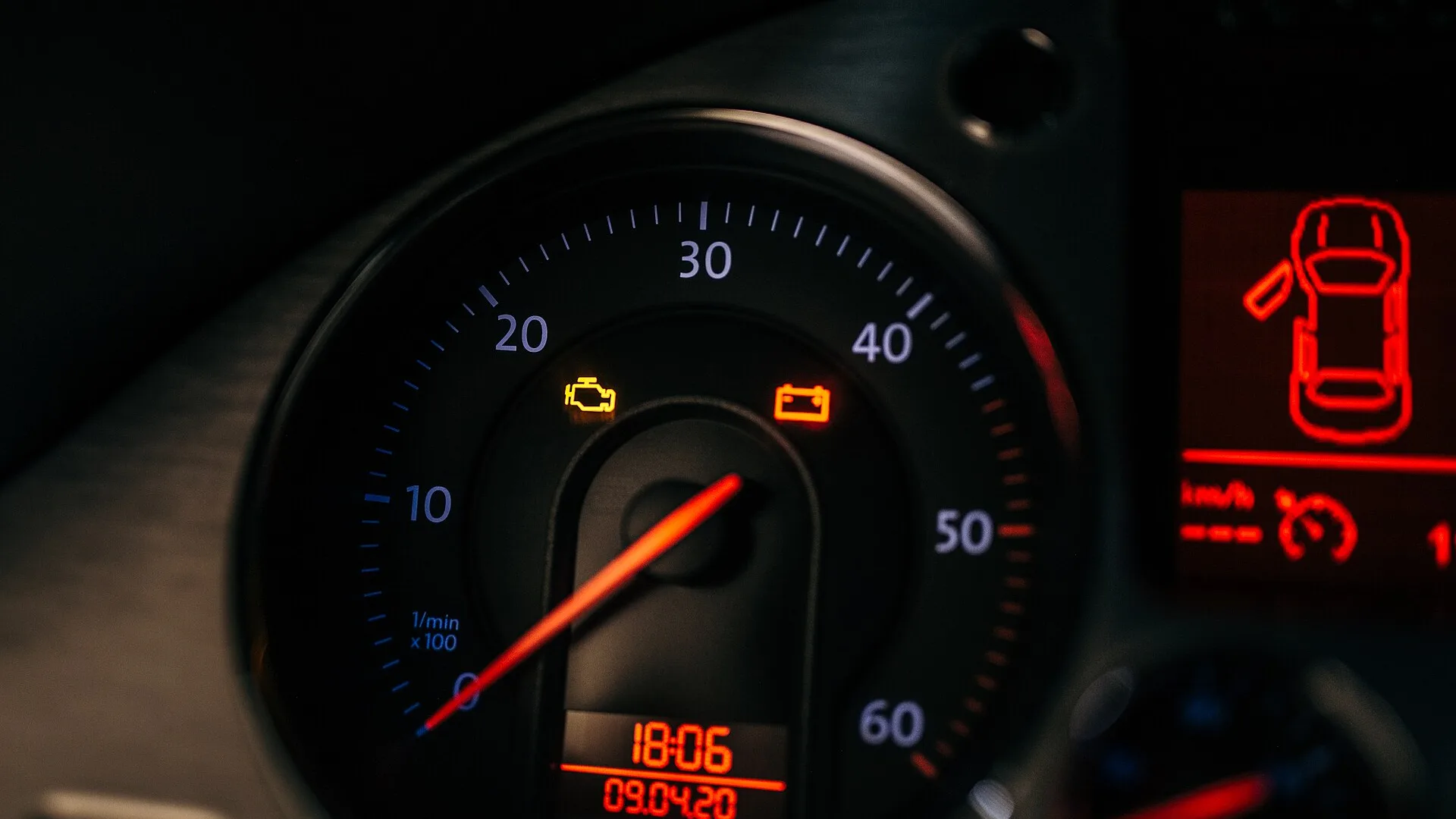 Luzes de advertência acesas no painel de um carro