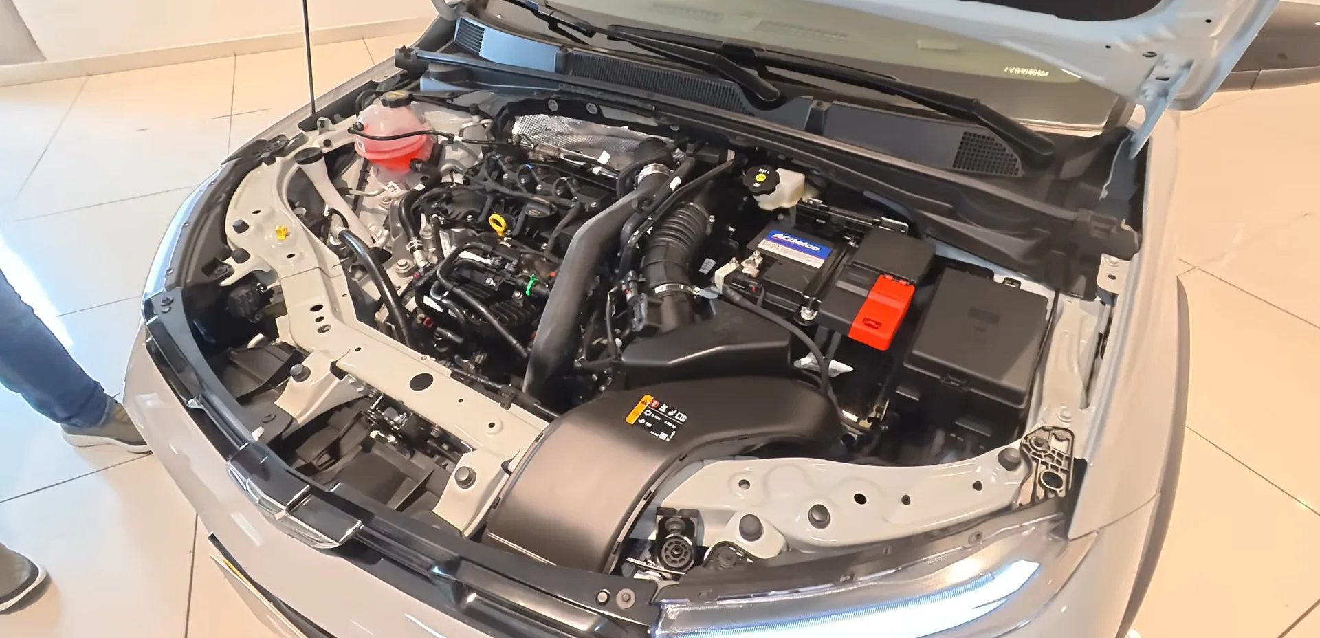 Motor montado no cofre de um carro