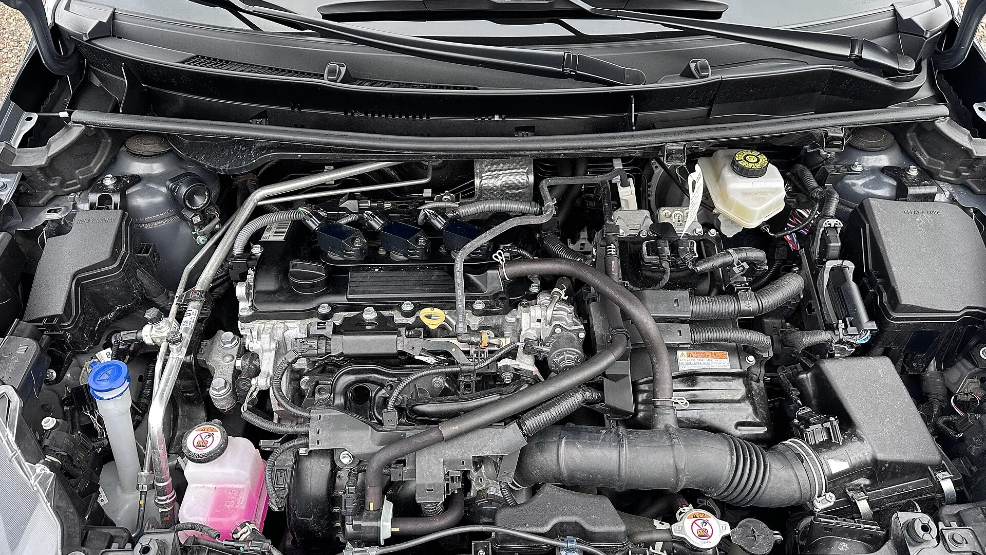 Cofre do motor de um carro aberto