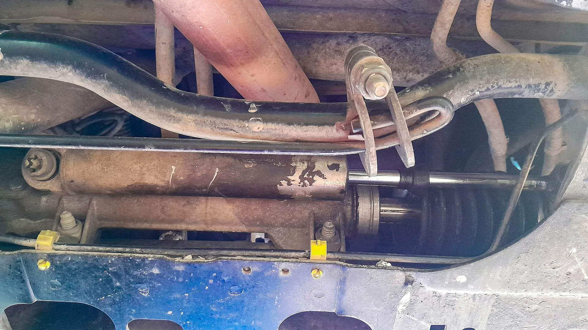 Bomba e mangueiras da direção hidráulica no cofre do motor