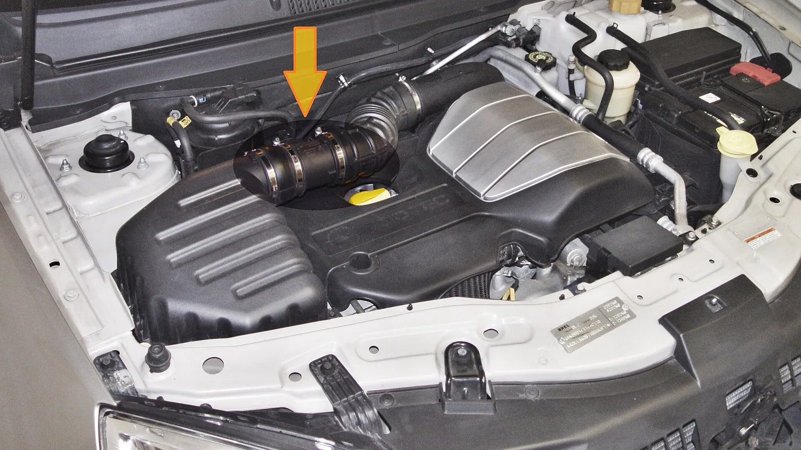 Sensor de fluxo de ar Bosch instalado no duto de admissão no cofre do motor
