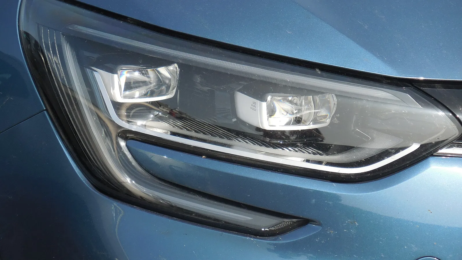 Farol de LED original de fábrica na dianteira de um carro