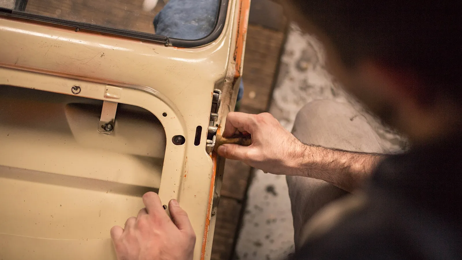 Profissional fazendo reparo na fechadura da porta de um carro