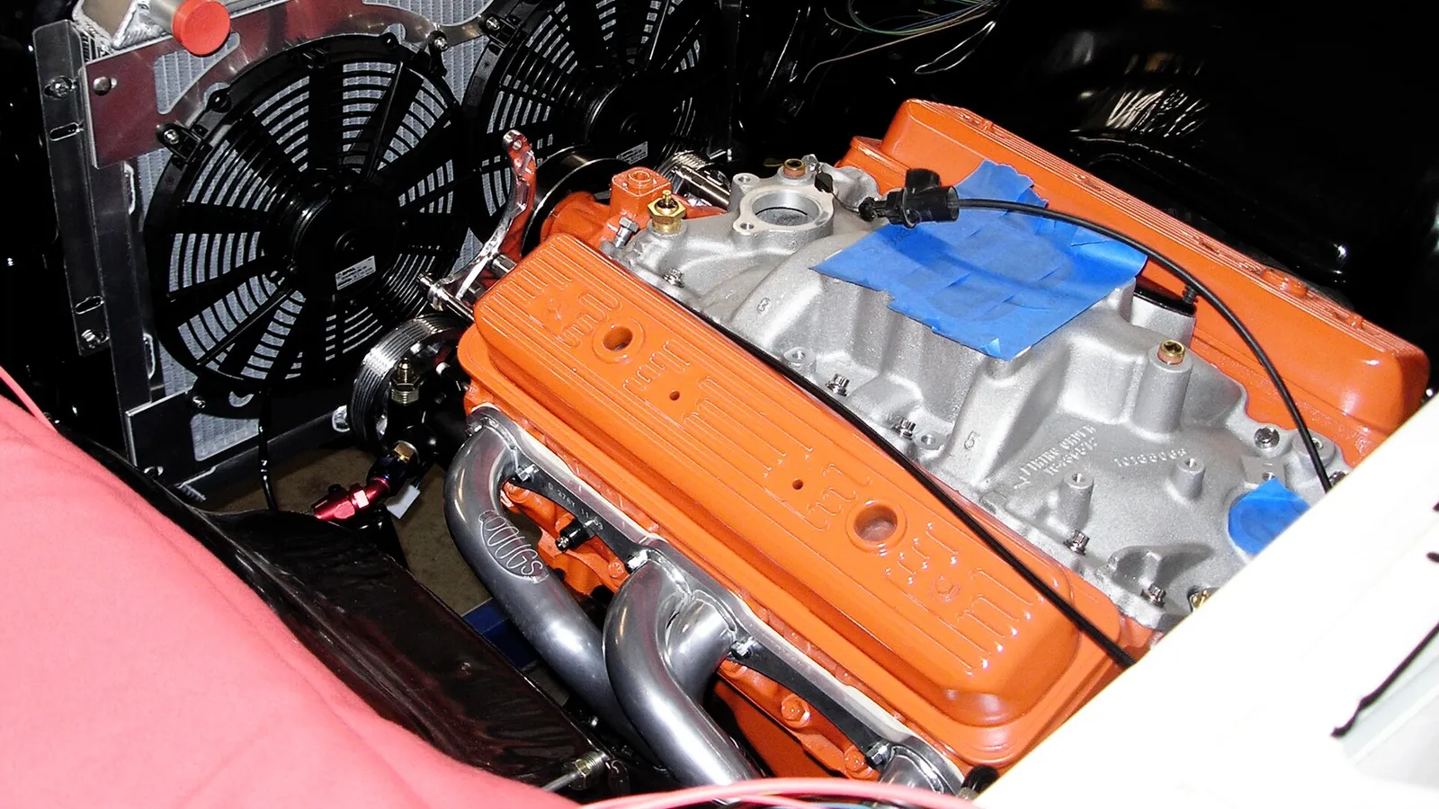 Duas ventoinhas elétricas instaladas atrás do radiador de um carro