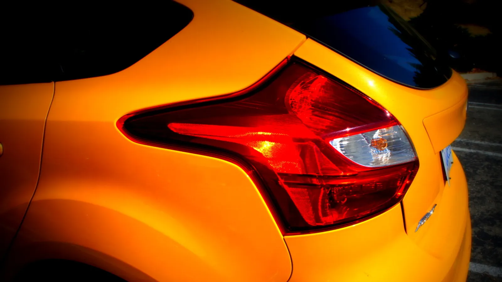 Lanterna traseira com luz de freio de um carro hatch