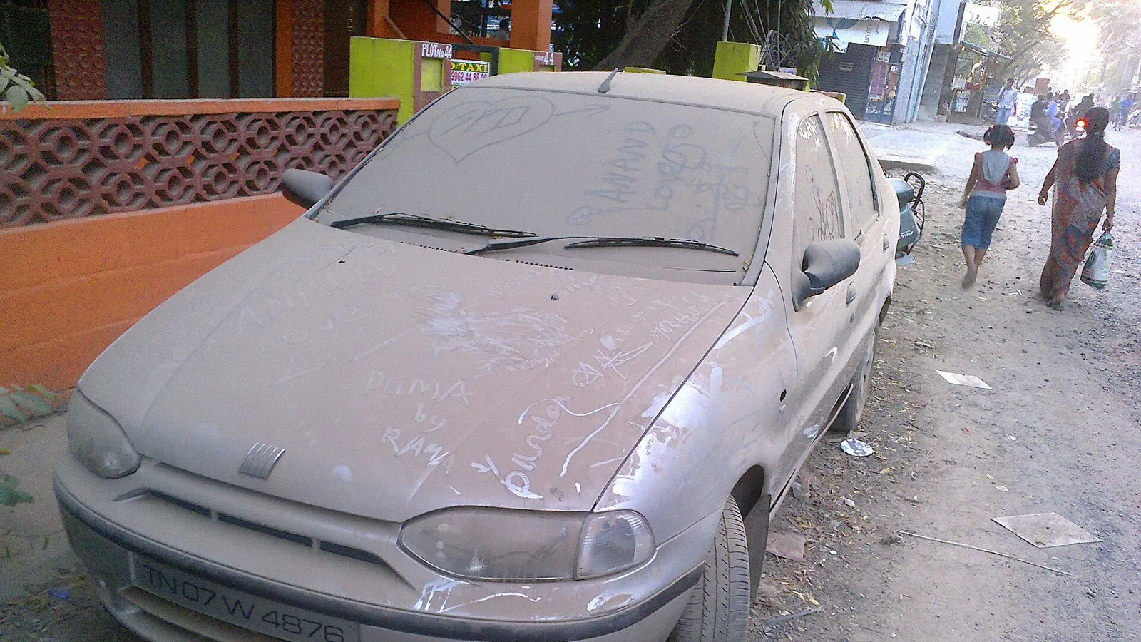 Carro coberto de poeira depois de muito tempo parado