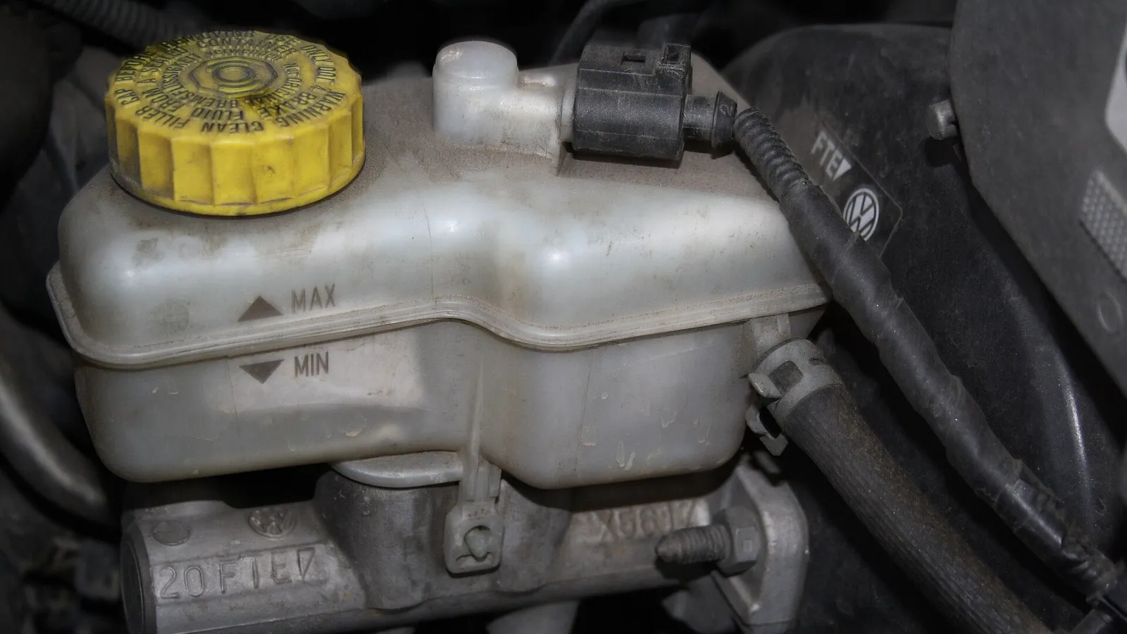 Reservatório de fluido de freio no cofre do motor de um carro