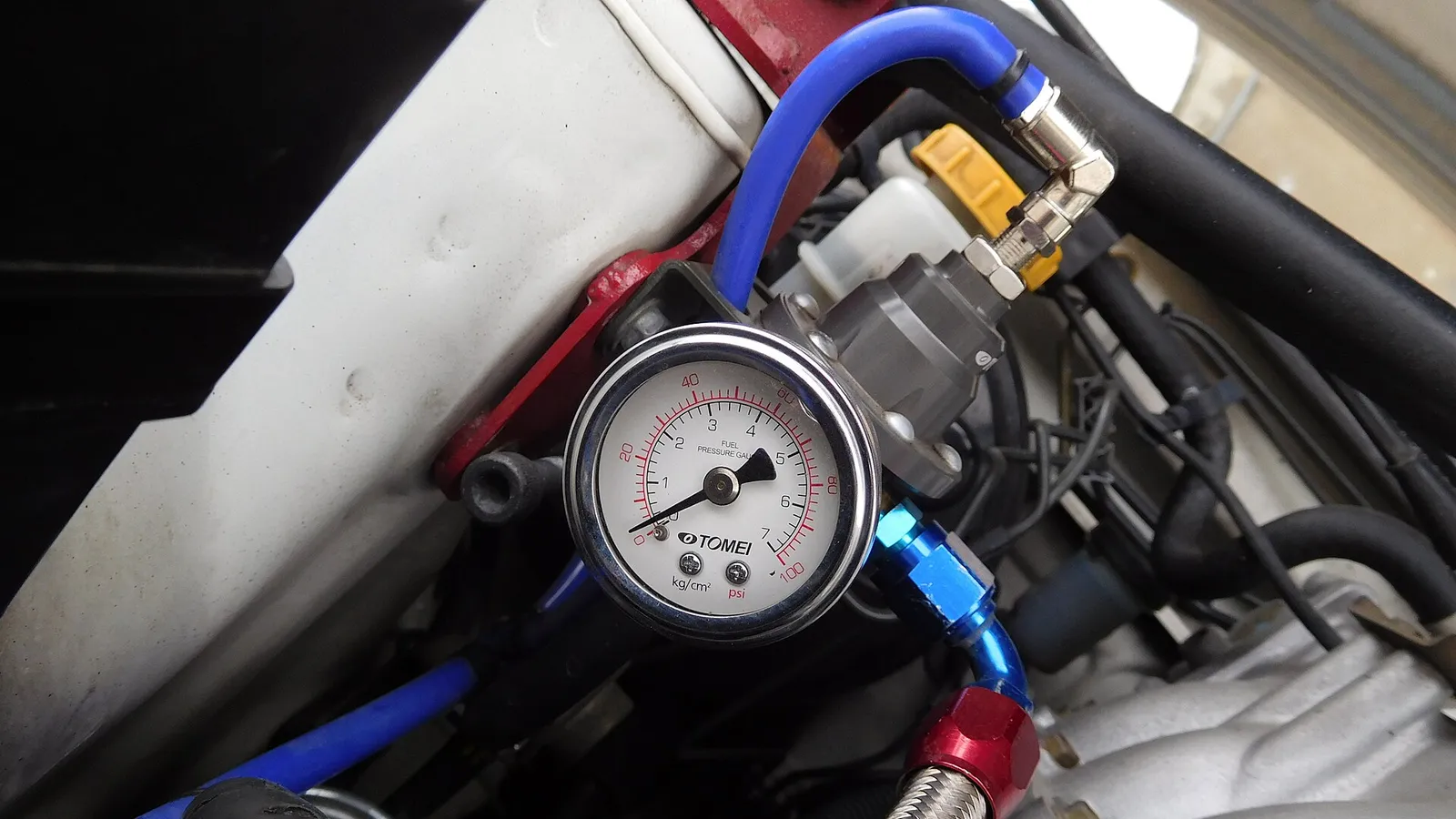 Manômetro de pressão de combustível instalado na linha de alimentação no cofre do motor