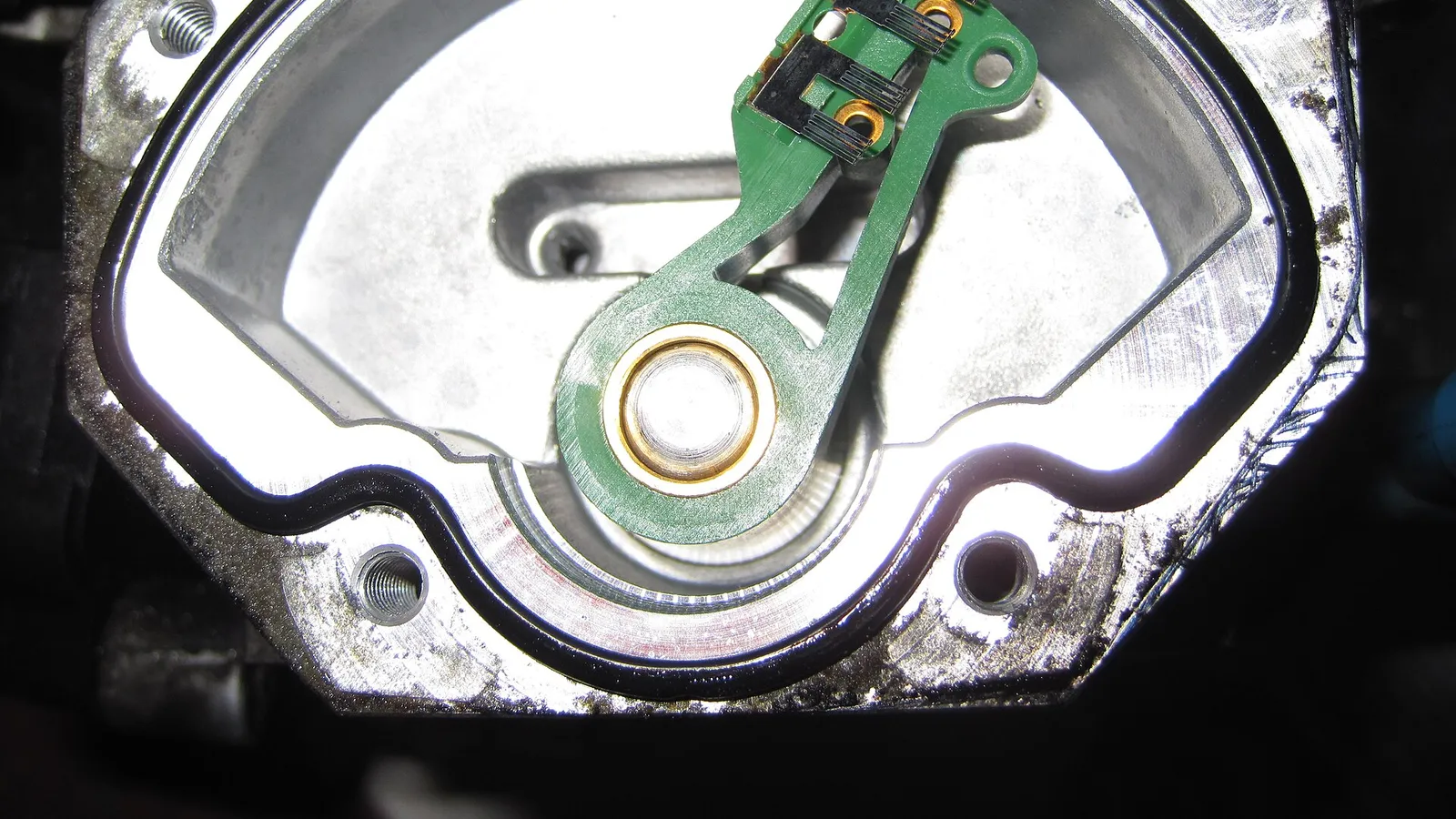 Sensor de posição da borboleta aberto, mostrando a pista resistiva e o cursor do potenciômetro