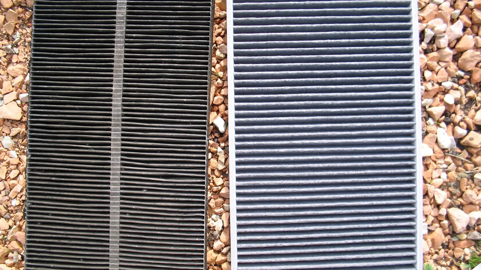 Filtro de cabine com carvão ativado usado ao lado de um filtro novo